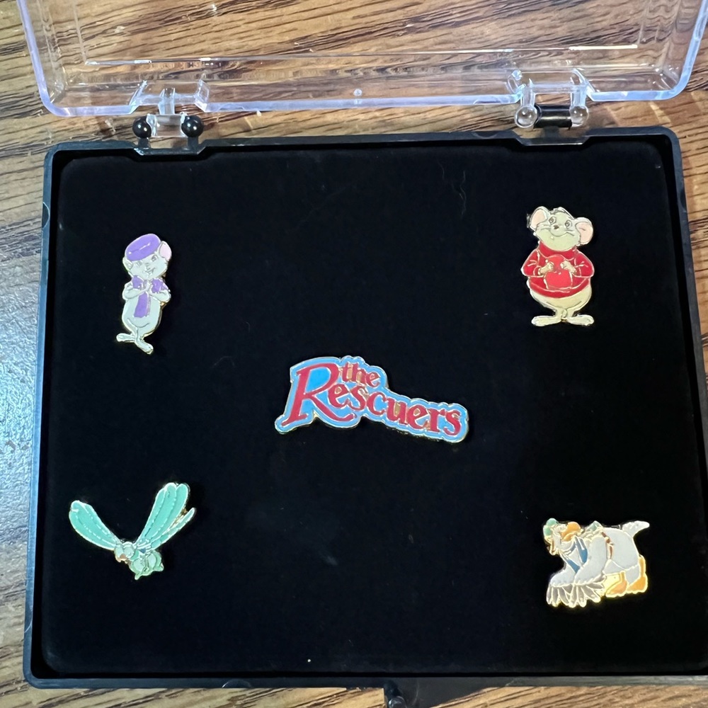 Disney 5 pin set 1998 The Rescuers Bianca Bernard Evinrude Orville case